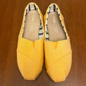 Tom’s, canvas, size 7, barely used, great condition.